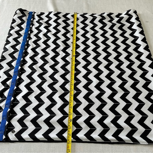 Lululemon Vinyasa Scarf *Luon Light Arrow Chevron White Black / Black - Picture 4 of 9